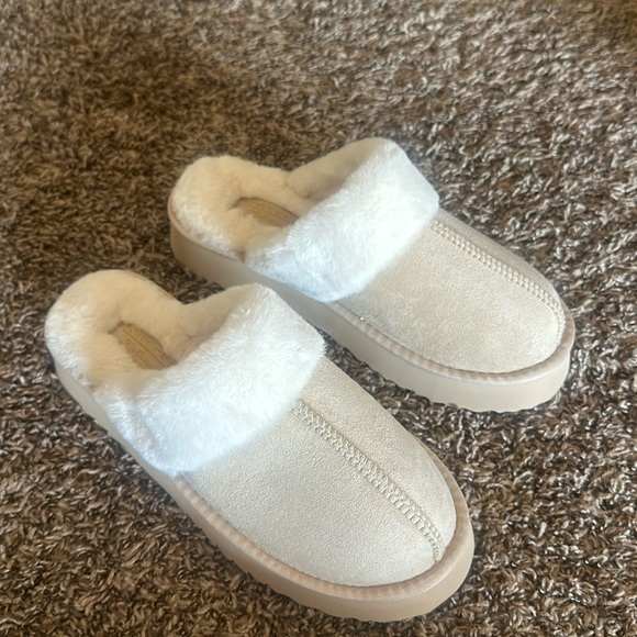 Slippers - Picture 1 of 2